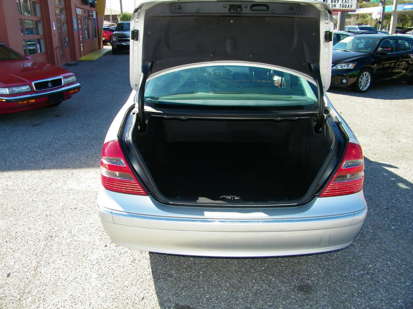 2005 Silver /Black Mercedes-Benz E-Class E500 (WDBUF70J75A) with an 5.0L V8 SOHC 24V engine, Automatic transmission, located at 4000 Bee Ridge Road, Sarasota, FL, 34233, (941) 926-0300, 27.298664, -82.489151 - Photo#13